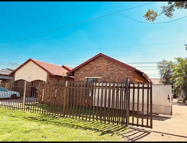 3 BEDROOM HOUSE FOR SALE IN MAYBERRY PARK